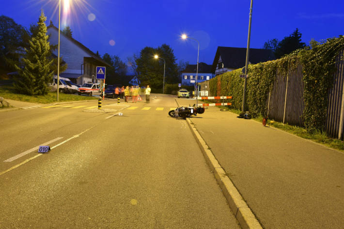 Rollerfahrer verunfallt in Hombrechtikon.