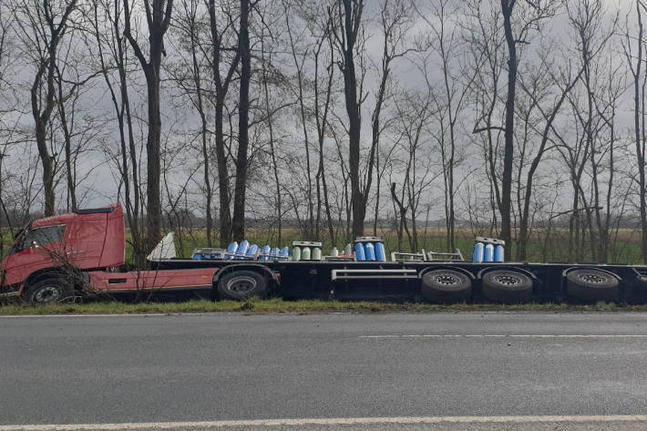 Gefahrgut-LKW auf der B6 bei Loxstedt auf die Seite gekippt