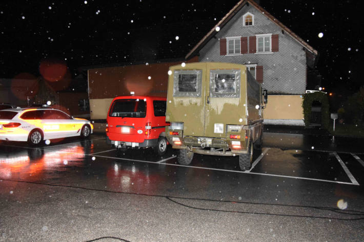 Fahrunfähig Militärfahrzeug in Rüthi beschädigt