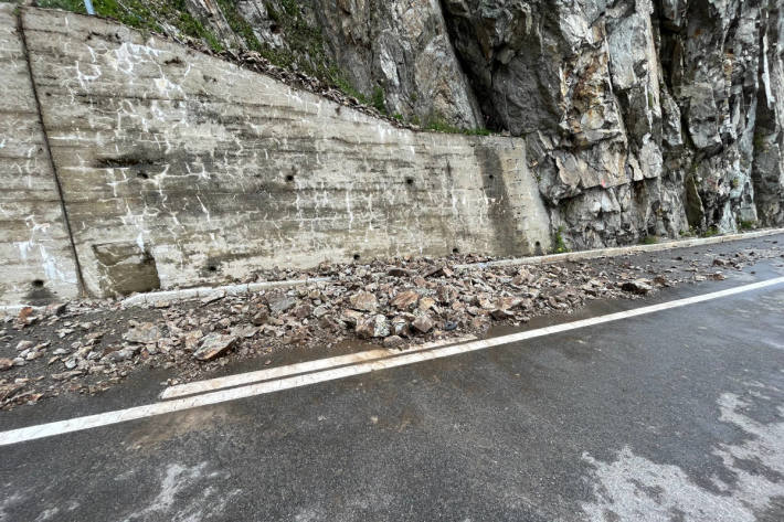 Steinschlag auf der Sustenstrasse trifft fahrendes Auto