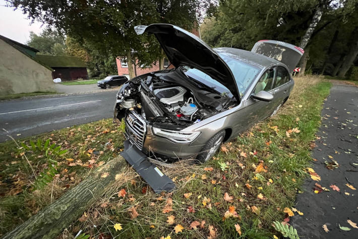 31-jähriger Autofahrer prallt in Ottendorf gegen einen Baum