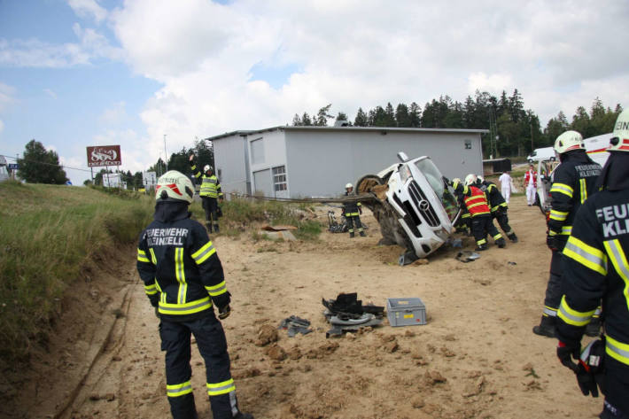 Mit Kleinbus überschlagen in Apfelsbach