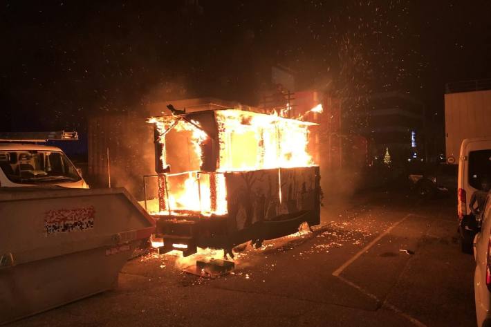 Letzte Nacht wurde der Fasnachtswagen in Pratten BL von den Flammen zerstört.