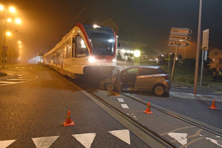 Zug prallt in Auto – Autofahrer verletzt