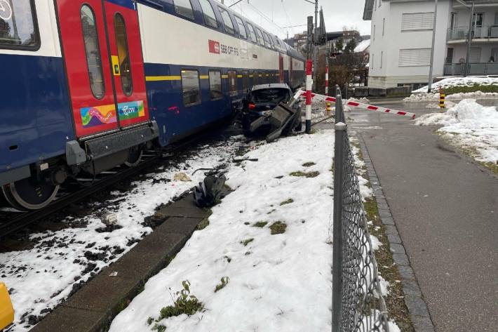 In Wetzikon ZH hat sich gestern eine Kollision zwischen S-Bahn und Auto ereignet.