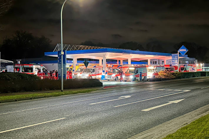 Bereitstellungsraum auf dem Gelände der ARAL-Tankstelle