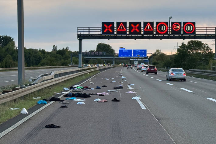 Der gesamte Inhalt einer Dachbox verteilte sich auf der A45.