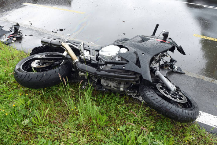 Der Motorradfahrer wurde bei der Kollision verletzt