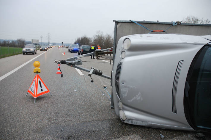 Der Schaden am Mercedes und Anhänger ist gross.