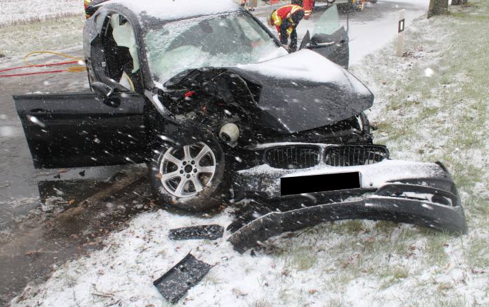 BMW rutscht gegen Baum