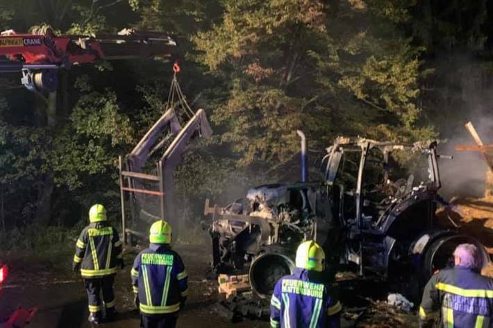 Die B50 wurde aufgrund des Brandes für den gesamten Verkehr in beiden Richtungen bis in die Morgenstunden gesperrt