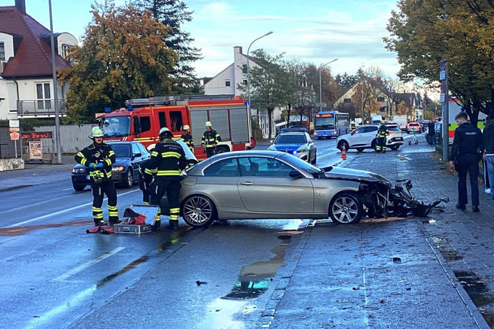 Zwei Personen wurden bei dem Unfall verletzt.