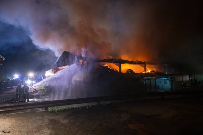 Großfeuer einer landwirtschaftlichen Lagerhalle beschäftigt die Feuerwehr