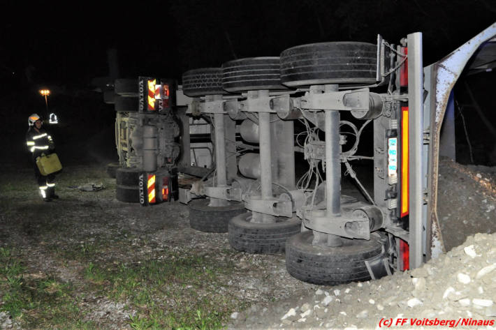  Lkw mit Anhänger gekippt