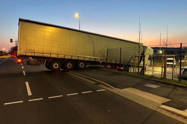 Der Fahrer verstarb noch an der Unfallstelle.