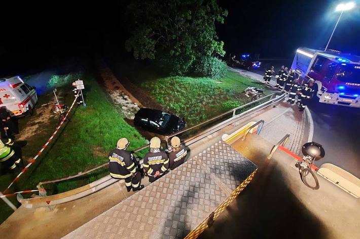 Der Mann erlitt beim Unfall Verletzungen unbestimmten Grades, konnte das Fahrzeug jedoch selbst verlassen