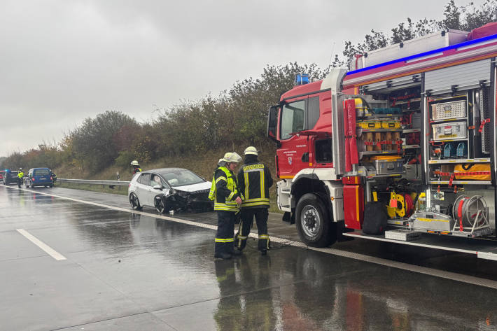 Ein Pkw und ein Lkw kollidierten auf der A1.
