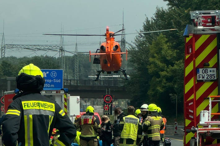 Ein Motorradfahrer kollidierte aus unbekannten Gründen auf der A42 mit einem Pkw.