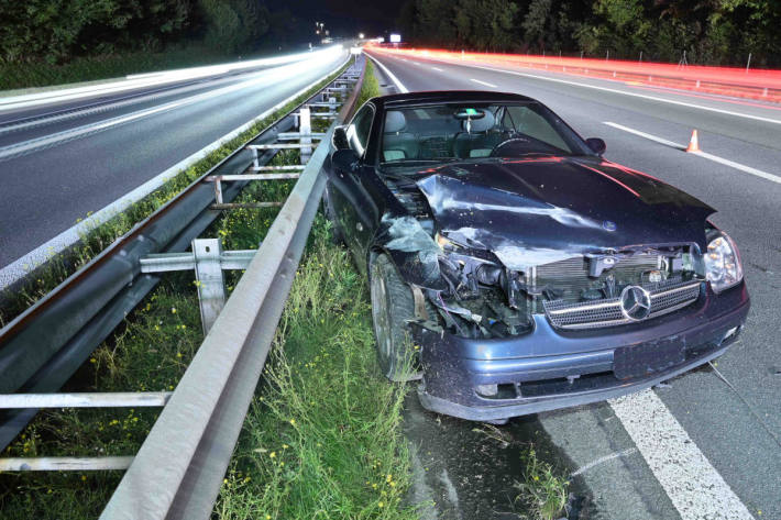 Das Auto brannte komplett aus.