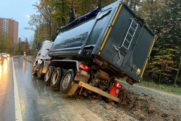 Heute früh ist in Bern ein Lastwagen eingesunken.