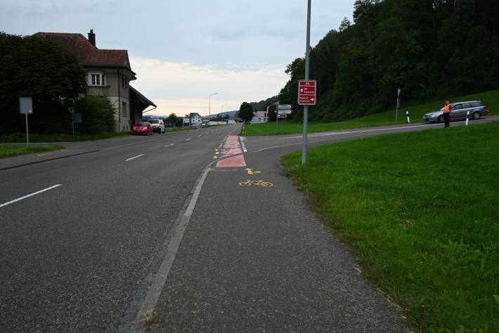 Beim Unfall in Oberbueren SG ist eine E-Bikerin verletzt geworden.