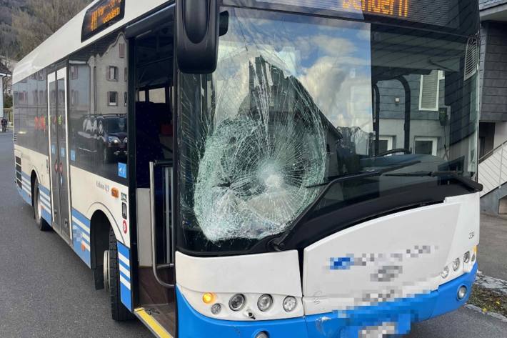 Der Schaden am Linienbus nach dem Aufprall mit dem Mofa ist gut ersichtlich.