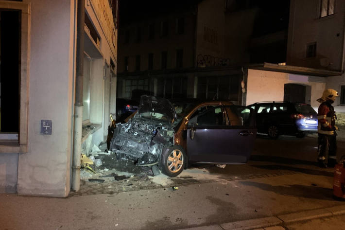 Personenwagen kollidiert frontal mit Hauswand