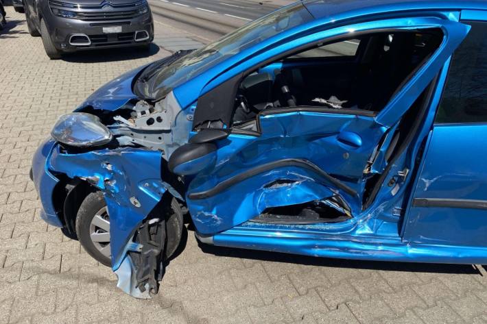 Beim Zusammenstoss in Unterkulm AG mit dem Zug erlitt der Peugeot Totalschaden.