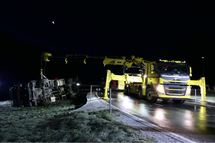 In Näfels ist ein Salzstreulastwagen umgekippt.