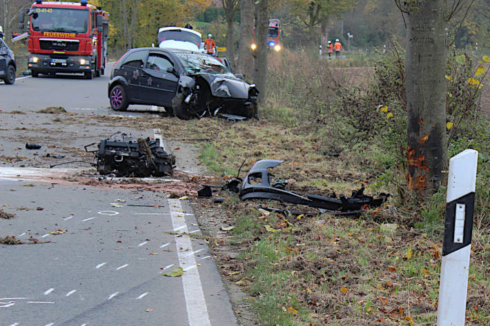  Pkw prallt gegen Baum – Autofahrerin schwer verletzt