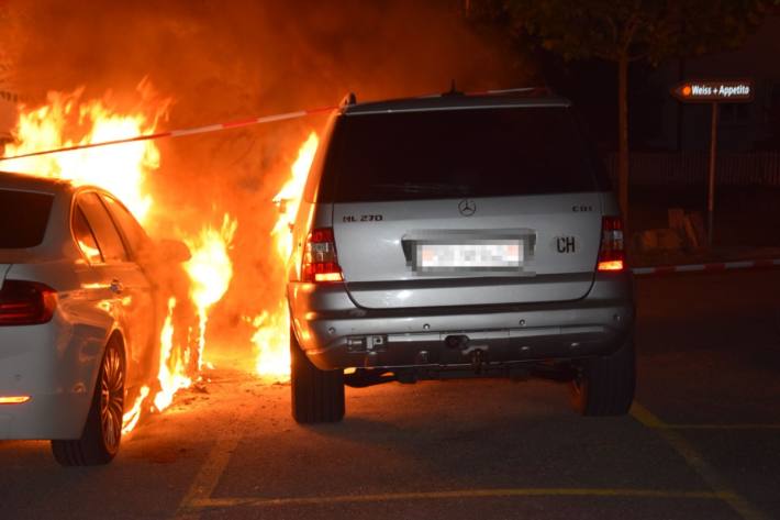 Ein Feuer zerstörte gestern Donnerstagabend 10.09.2020 zwei Autos in Solothurn.