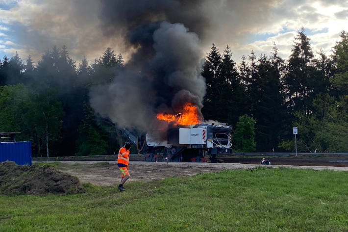Brand einer Baumaschine auf Rastplatz der A1