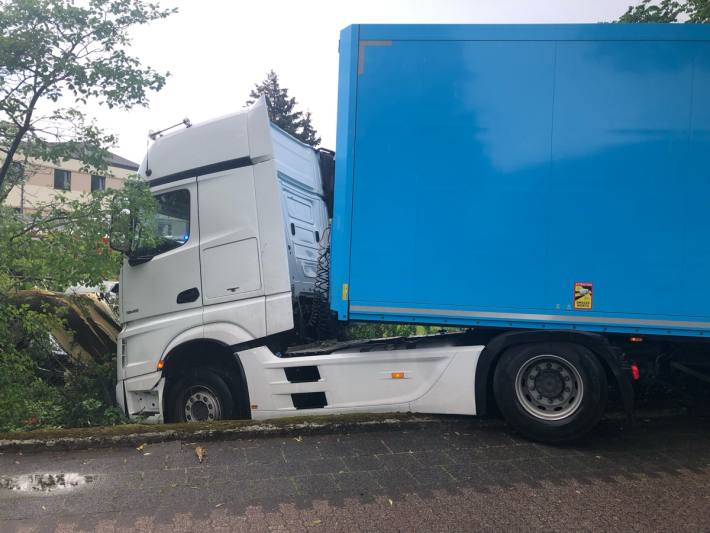 Sattelzug kommt von der Fahrbahn ab und prallt gegen Baum in Meerbusch