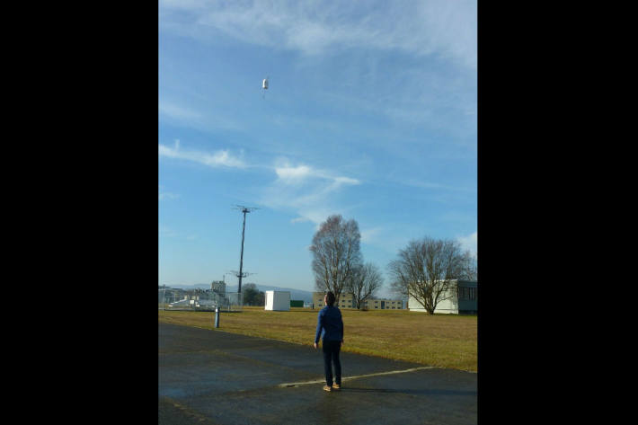 Eine Radiosonde startet.