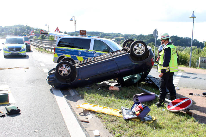  Auto überschlägt sich auf der Portabrücke