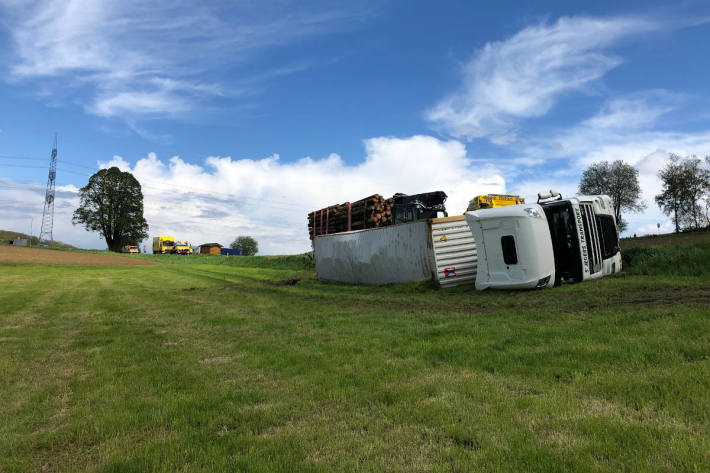 Straße nach LKW-Unfall für etwa eine Stunde gesperrt