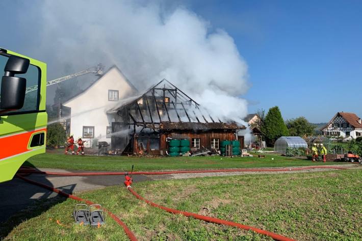 In Altikon ZH wurde eine Scheune Opfer der Flammen.