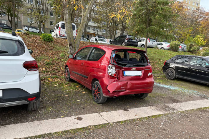 Die Fahrerin kollidierte mit zwei Pkw beim Ausparken.