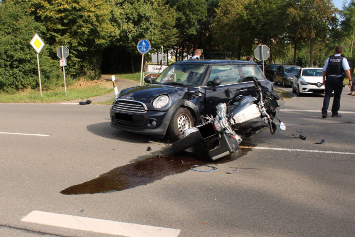 Motorradfahrer (59) bei Kollision mit Mini schwer verletzt