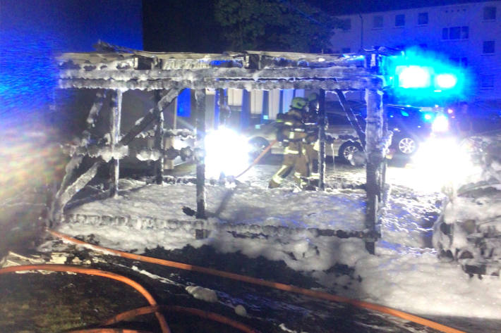Vollständig ausgebrannter Mülltonnenunterstand.