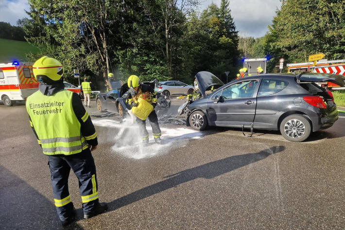 Die Feuer streute auslaufende Betriebsmittel ab.