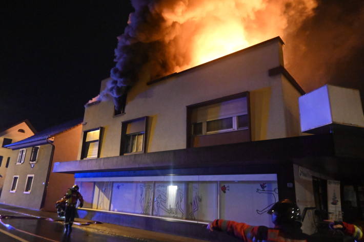 Der Einsatz der Einsatzkräfte dauerte bis am Sonntagmorgen an