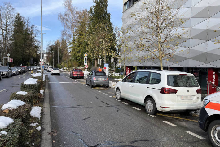 Bei der Auffahrkollision wurden drei Personen leicht verletzt.