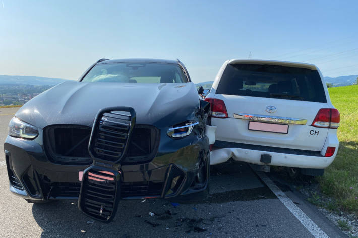 Der Fahrzeuglenker geriet auf die Gegenfahrbahn und kollidierte mit vier Fahrzeugen.