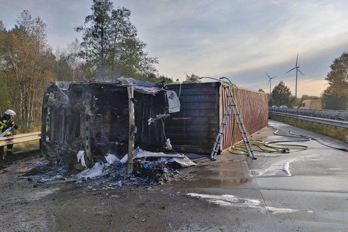 Sattelzug nach schwerem Unfall auf der A27 bei Bremen ausgebrannt