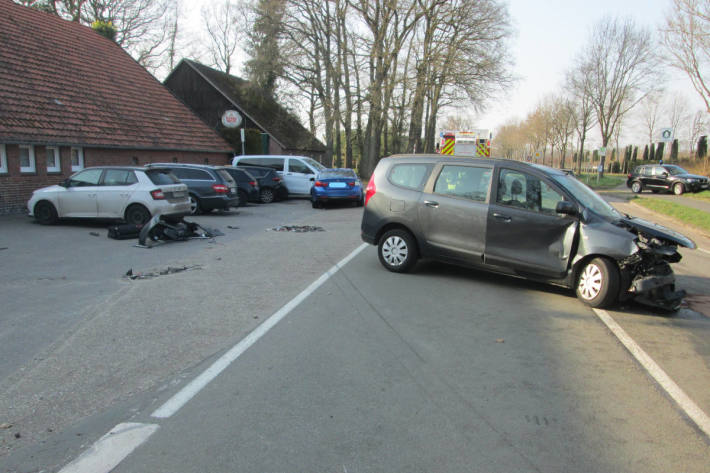 Unfall mit sechs beteiligten Fahrzeugen, drei Verletzten und hohem Sachschaden