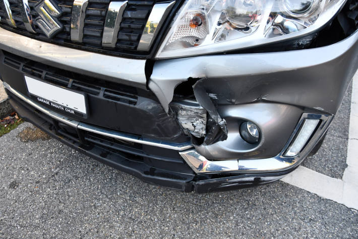 Auch der graue Wagen wurde bei der Kollision beschädigt
