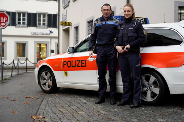 Wachtmeister Wilfred Siegrist mit Polizeikommissaranwärterin E. Grossberger