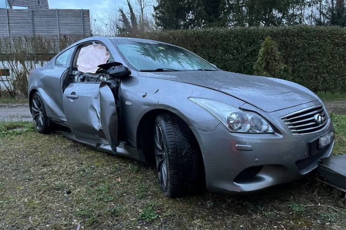 Beim Unfall in Rapperswil-Jona wurde das Auto massiv beschädigt.