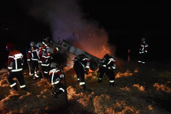 Die Strohballen fingen während der Fahrt Feuer